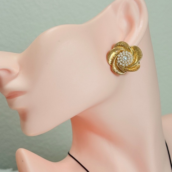 ⚜️ Gold Floral Pearl Earrings - Picture 3 of 7